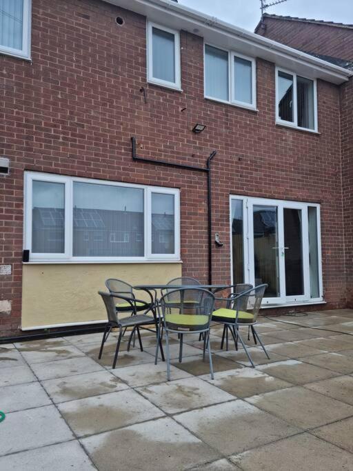 5 Bedroom House - Cheshire Oaks Элсмир-Порт Экстерьер фото