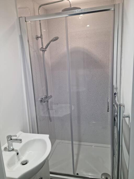 5 Bedroom House - Cheshire Oaks Элсмир-Порт Экстерьер фото